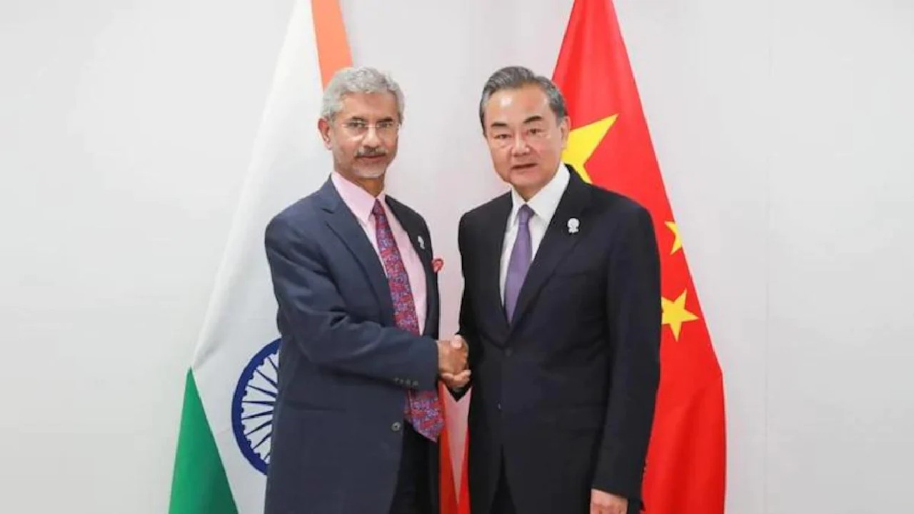 India-China: భారత్ చేరుకున్న చైనా విదేశాంగ మంత్రి: గాల్వాన్ సహా ఇతర అంశాలపై చర్చ India-China: భారత్ చేరుకున్న చైనా విదేశాంగ మంత్రి: గాల్వాన్ సహా ఇతర అంశాలపై చర్చ