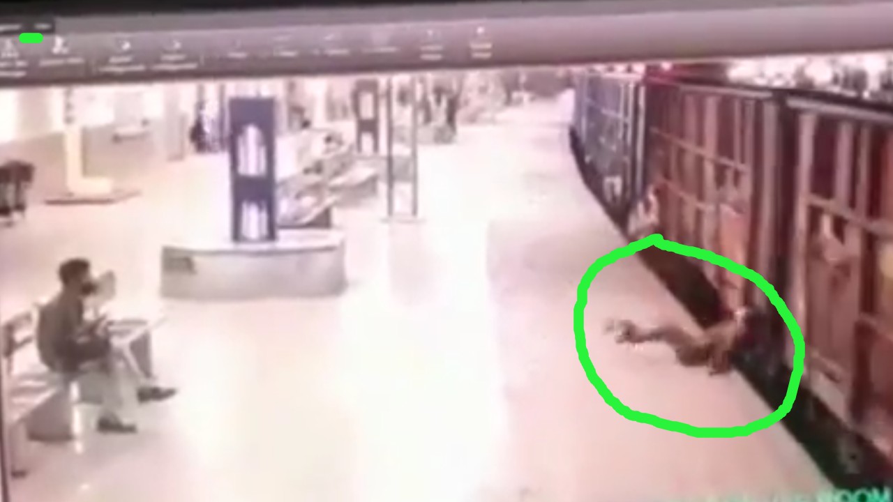 Shocking Video: ఉన్నట్టుండి గూడ్స్ రైలు కింద పడ్డ రైల్వే పోలీస్ కానిస్టేబుల్: అక్కడిక్కడే మృతి Shocking Video: ఉన్నట్టుండి గూడ్స్ రైలు కింద పడ్డ రైల్వే పోలీస్ కానిస్టేబుల్: అక్కడిక్కడే మృతి