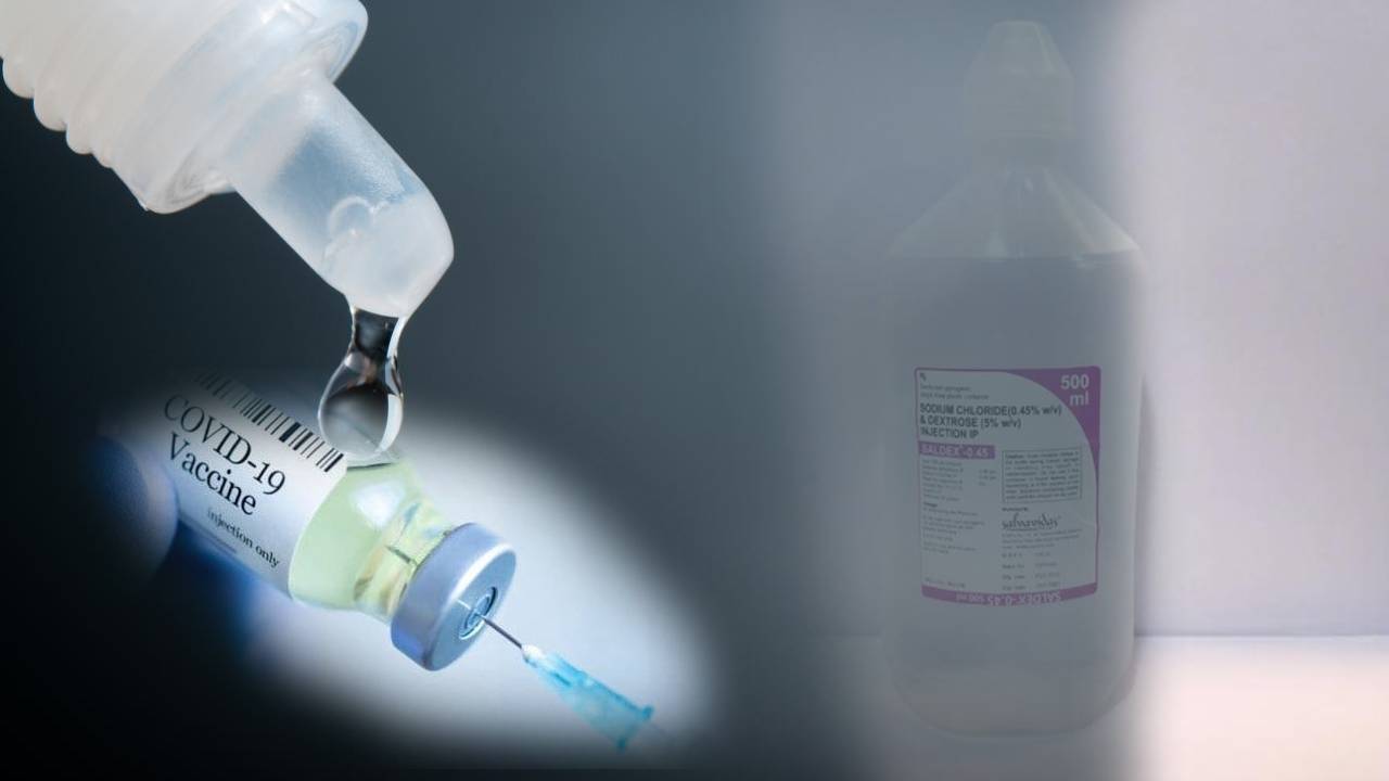 Covid Vaccine: కొవిడ్ వ్యాక్సిన్ పేరుతో సెలైన్ ఇంజెక్షన్ ఎక్కిస్తూ దొరికిపోయిన డాక్టర్ Covid Vaccine: కొవిడ్ వ్యాక్సిన్ పేరుతో సెలైన్ ఇంజెక్షన్ ఎక్కిస్తూ దొరికిపోయిన డాక్టర్