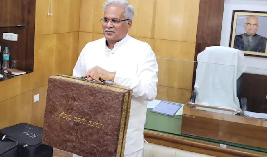 Chhattisgarh CM: దేశంలోనే తొలిసారిగా ఆవు పేడతో తయారు చేసిన బ్రీఫ్కేస్లో “రాష్ట్ర బడ్జెట్” Chhattisgarh CM: దేశంలోనే తొలిసారిగా ఆవు పేడతో తయారు చేసిన బ్రీఫ్కేస్లో “రాష్ట్ర బడ్జెట్”