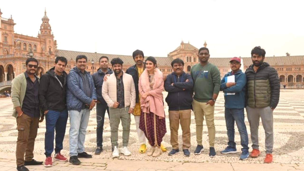Raviteja: స్పెయిన్లో రవితేజ ‘ధమాకా’ రొమాన్స్! Raviteja: స్పెయిన్లో రవితేజ ‘ధమాకా’ రొమాన్స్!