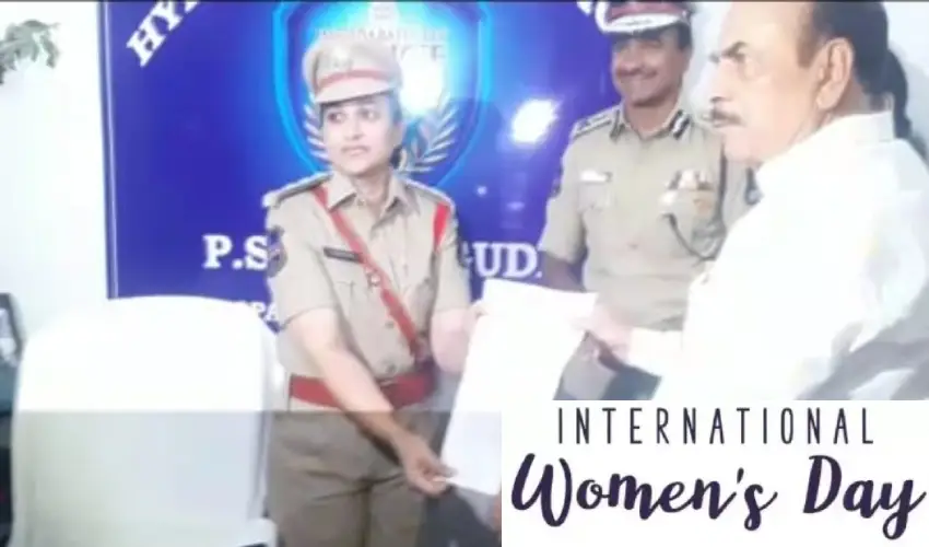 International Women’S Day : హైదరాబాద్ పోలీస్ చరిత్రలో మొదటిసారిగా మహిళా సీఐకి SHO గా బాధ్యతలు International Women’S Day : హైదరాబాద్ పోలీస్ చరిత్రలో మొదటిసారిగా మహిళా సీఐకి SHO గా బాధ్యతలు