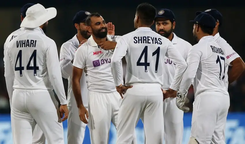 Ind Vs Sri Lanka : గులాబీ బంతితో చెలగిరేన భారత బౌలర్లు.. 50 పరుగులకే సగం వికెట్లు కోల్పోయిన లంక Ind Vs Sri Lanka : గులాబీ బంతితో చెలగిరేన భారత బౌలర్లు.. 50 పరుగులకే సగం వికెట్లు కోల్పోయిన లంక