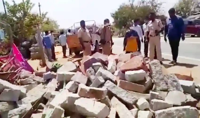 Road Accident : కడప జిల్లాలో రోడ్డు ప్రమాదం-నలుగురి మృతి, మరో ఇద్దరికి తీవ్ర గాయాలు Road Accident : కడప జిల్లాలో రోడ్డు ప్రమాదం-నలుగురి మృతి, మరో ఇద్దరికి తీవ్ర గాయాలు