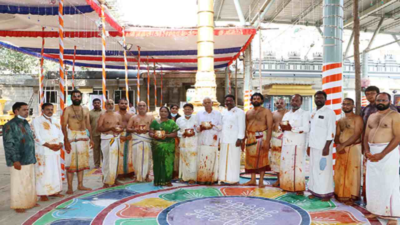 Tirupati : శ్రీ కోదండరామస్వామివారి ఆలయంలో ఘనంగా కోయిల్ ఆళ్వార్ తిరుమంజనం Tirupati : శ్రీ కోదండరామస్వామివారి ఆలయంలో ఘనంగా కోయిల్ ఆళ్వార్ తిరుమంజనం