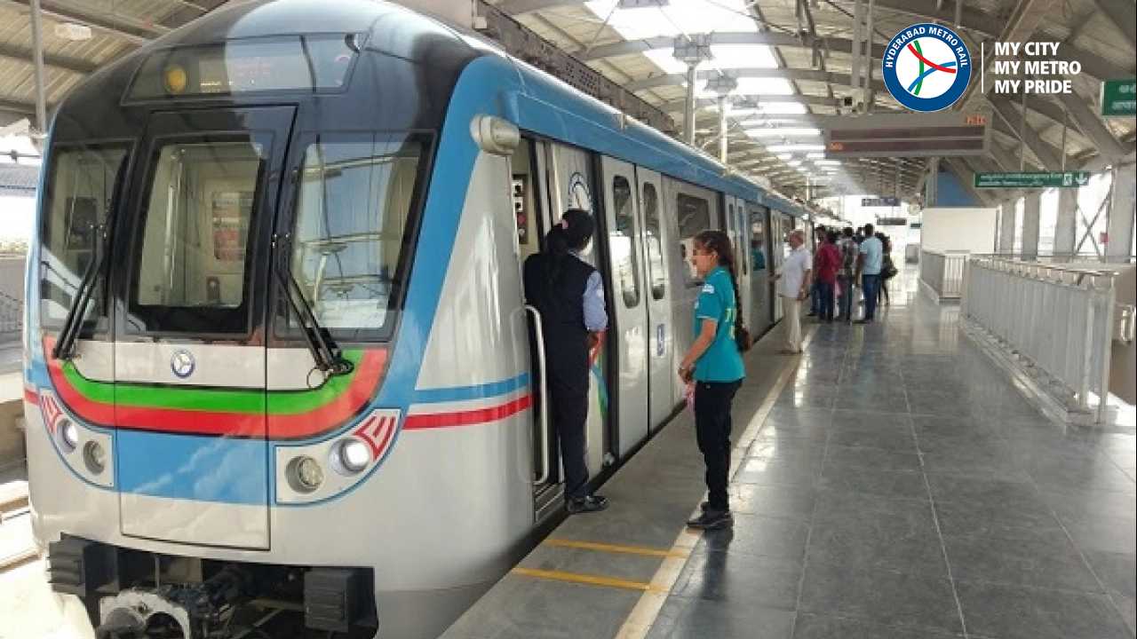 Hyderabad Metro: హాలీడే అంటే ట్రావెల్! ట్రావెల్ అంటే మెట్రో.. సూపర్ సేవర్ ఆఫర్ ఇదే Hyderabad Metro: హాలీడే అంటే ట్రావెల్! ట్రావెల్ అంటే మెట్రో.. సూపర్ సేవర్ ఆఫర్ ఇదే
