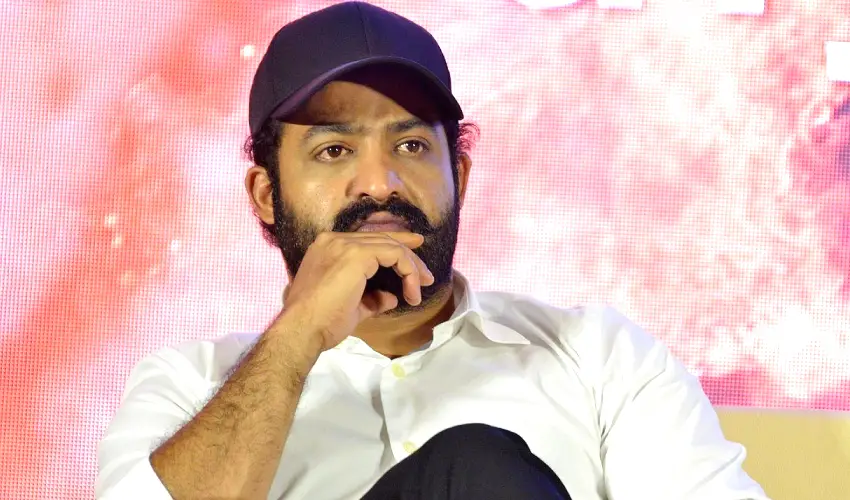 NTR: తారక్ మళ్లీ ఆ మాంత్రికుడి వలలో పడ్డాడా? NTR: తారక్ మళ్లీ ఆ మాంత్రికుడి వలలో పడ్డాడా?