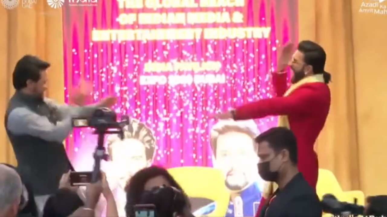 Ranveer Singh : బాలీవుడ్ స్టార్ హీరోతో కలిసి డ్యాన్స్ వేసిన కేంద్ర మంత్రి Ranveer Singh : బాలీవుడ్ స్టార్ హీరోతో కలిసి డ్యాన్స్ వేసిన కేంద్ర మంత్రి