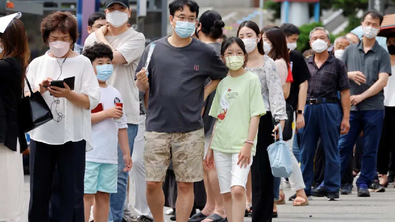 South Korea Corona : ఒక్కరోజే 4లక్షలకు పైగా కరోనా కేసులు.. దక్షిణ కొరియాలో కోవిడ్ కల్లోలం South Korea Corona : ఒక్కరోజే 4లక్షలకు పైగా కరోనా కేసులు.. దక్షిణ కొరియాలో కోవిడ్ కల్లోలం