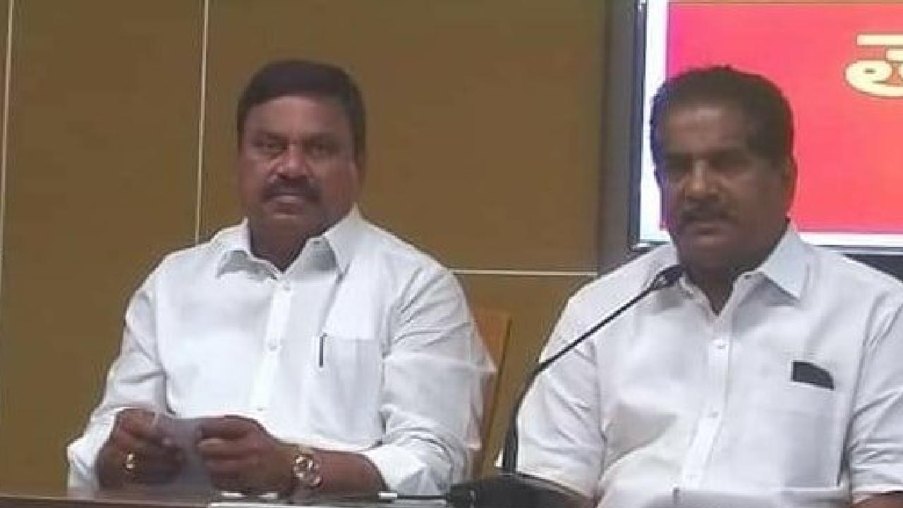 TDP Leaders: కల్తీసారా మరణాల పై అధికార పార్టీలోనే భిన్నాభిప్రాయాలు ఉన్నాయి: టీడీపీ నేతలు TDP Leaders: కల్తీసారా మరణాల పై అధికార పార్టీలోనే భిన్నాభిప్రాయాలు ఉన్నాయి: టీడీపీ నేతలు