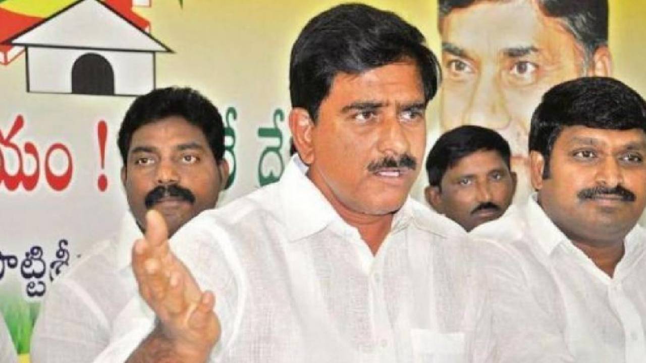 Devineni Uma: మైలవరాన్ని రెవిన్యూ డివిజన్ చేయాలంటూ రోడ్డుపై భైఠాయించిన దేవినేని ఉమా Devineni Uma: మైలవరాన్ని రెవిన్యూ డివిజన్ చేయాలంటూ రోడ్డుపై భైఠాయించిన దేవినేని ఉమా