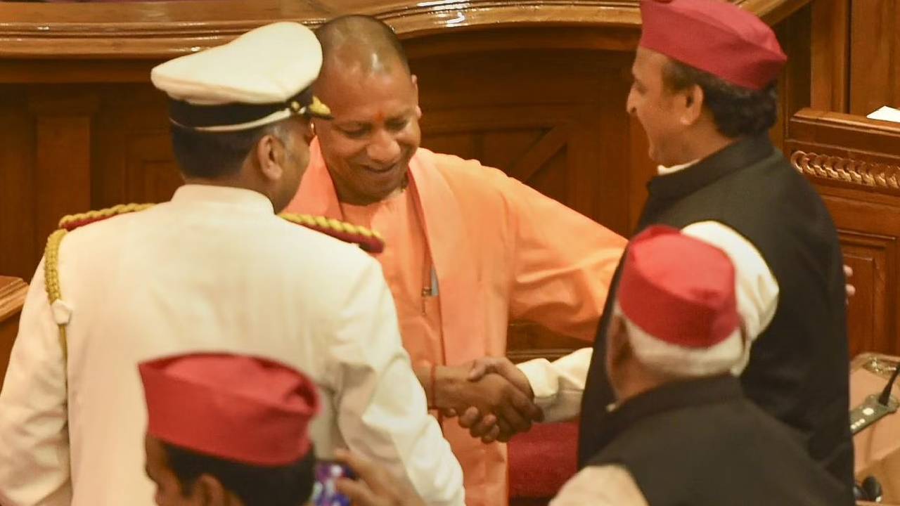 Akhilesh-Yogi: యూపీ అసెంబ్లీలో ఆసక్తికర ఘటన: కరచాలనం చేసుకున్న యోగి, అఖిలేష్ Akhilesh-Yogi: యూపీ అసెంబ్లీలో ఆసక్తికర ఘటన: కరచాలనం చేసుకున్న యోగి, అఖిలేష్