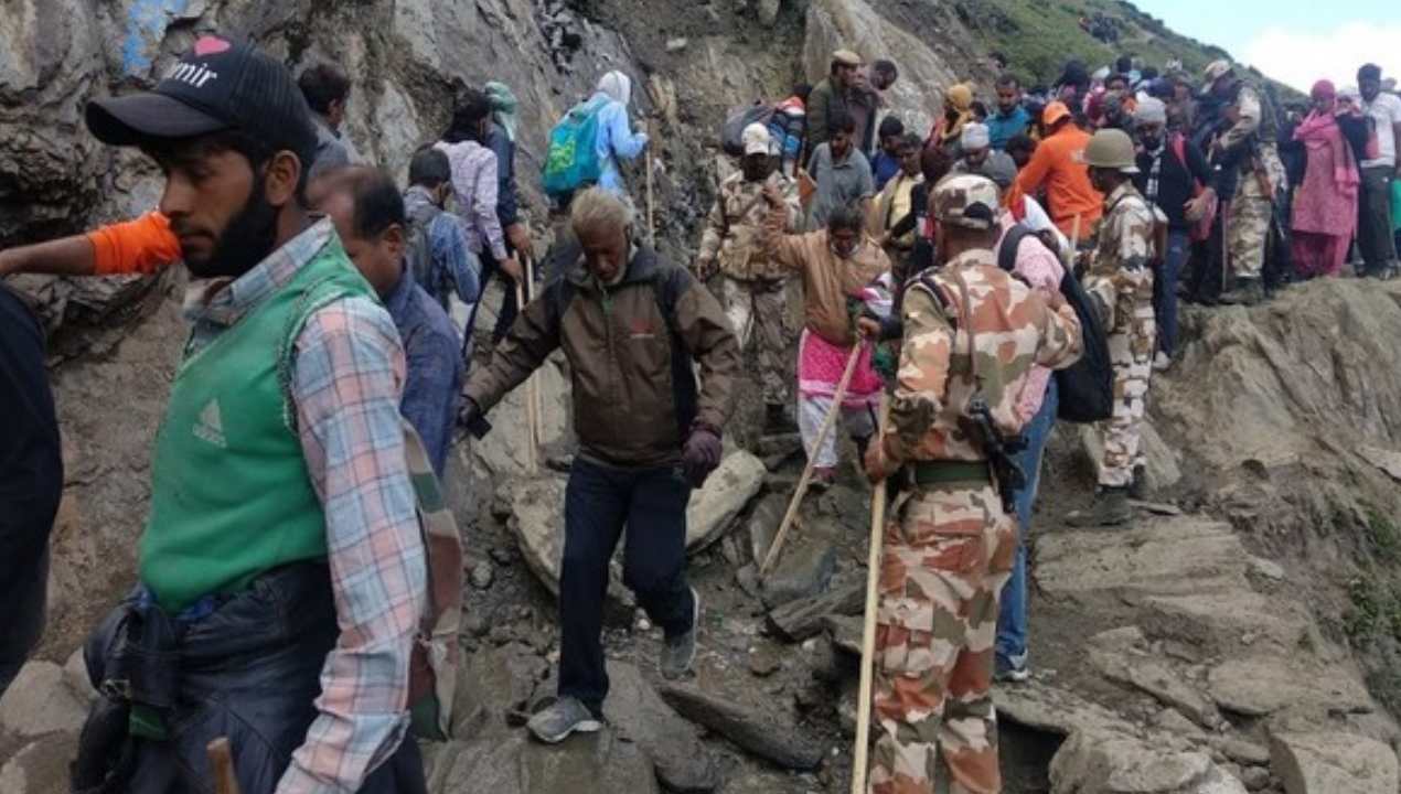 Amarnath Rains : అమర్నాథ్ యాత్రలో మళ్లీ టెన్షన్.. భక్తులను భయపెడుతున్న భారీ వర్షం Amarnath Rains : అమర్నాథ్ యాత్రలో మళ్లీ టెన్షన్.. భక్తులను భయపెడుతున్న భారీ వర్షం
