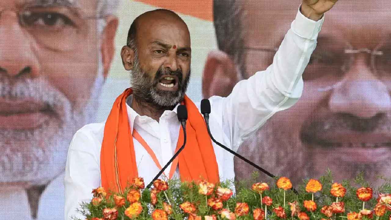 Bandi Sanjay On Tickets : పార్టీ కోసం కష్టపడ్డ వారికే ఎన్నికల్లో టికెట్లు-బీజేపీ చీఫ్ కీలక వ్యాఖ్యలు Bandi Sanjay On Tickets : పార్టీ కోసం కష్టపడ్డ వారికే ఎన్నికల్లో టికెట్లు-బీజేపీ చీఫ్ కీలక వ్యాఖ్యలు