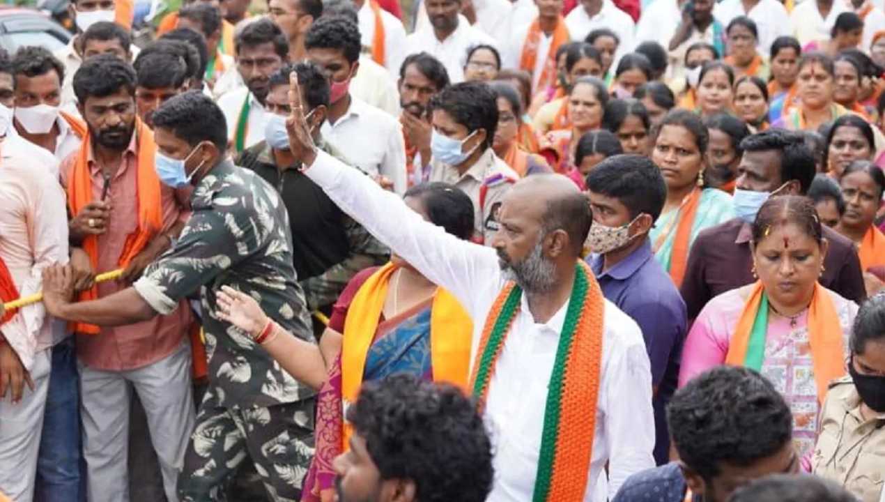 Bandi sanjay : గద్వాల జిల్లాలో కొనసాగుతున్న బండి సంజయ్ పాదయాత్ర.. సాయంత్రం భారీ బహిరంగ సభ Bandi sanjay : గద్వాల జిల్లాలో కొనసాగుతున్న బండి సంజయ్ పాదయాత్ర.. సాయంత్రం భారీ బహిరంగ సభ