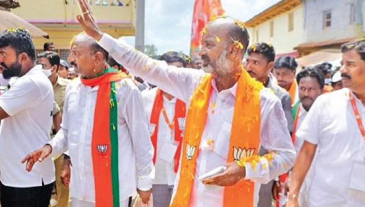 Bandi sanjay : కేసీఆర్ను గద్దె దించేదాక నా పోరు ఆగదు.. గద్వాల జిల్లాలో కొనసాగుతున్న ప్రజా సంగ్రామ యాత్ర Bandi sanjay : కేసీఆర్ను గద్దె దించేదాక నా పోరు ఆగదు.. గద్వాల జిల్లాలో కొనసాగుతున్న ప్రజా సంగ్రామ యాత్ర