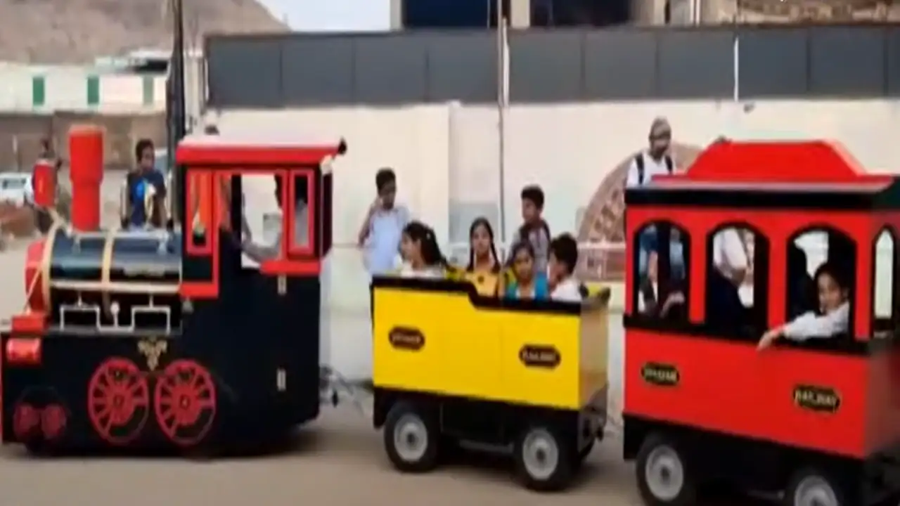 Toy Train in Nirmal school : చిన్నారులూ..భలే భలే..టాయ్ ట్రైన్ లో బడికి పోదామా? Toy Train in Nirmal school : చిన్నారులూ..భలే భలే..టాయ్ ట్రైన్ లో బడికి పోదామా?