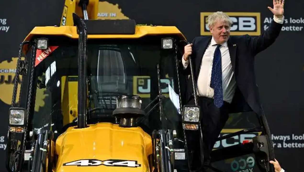 Boris Johnson: ఇక్కడ బుల్డోజర్ ఎక్కితే.. అక్కడ సెగ తగిలింది.. Boris Johnson: ఇక్కడ బుల్డోజర్ ఎక్కితే.. అక్కడ సెగ తగిలింది..