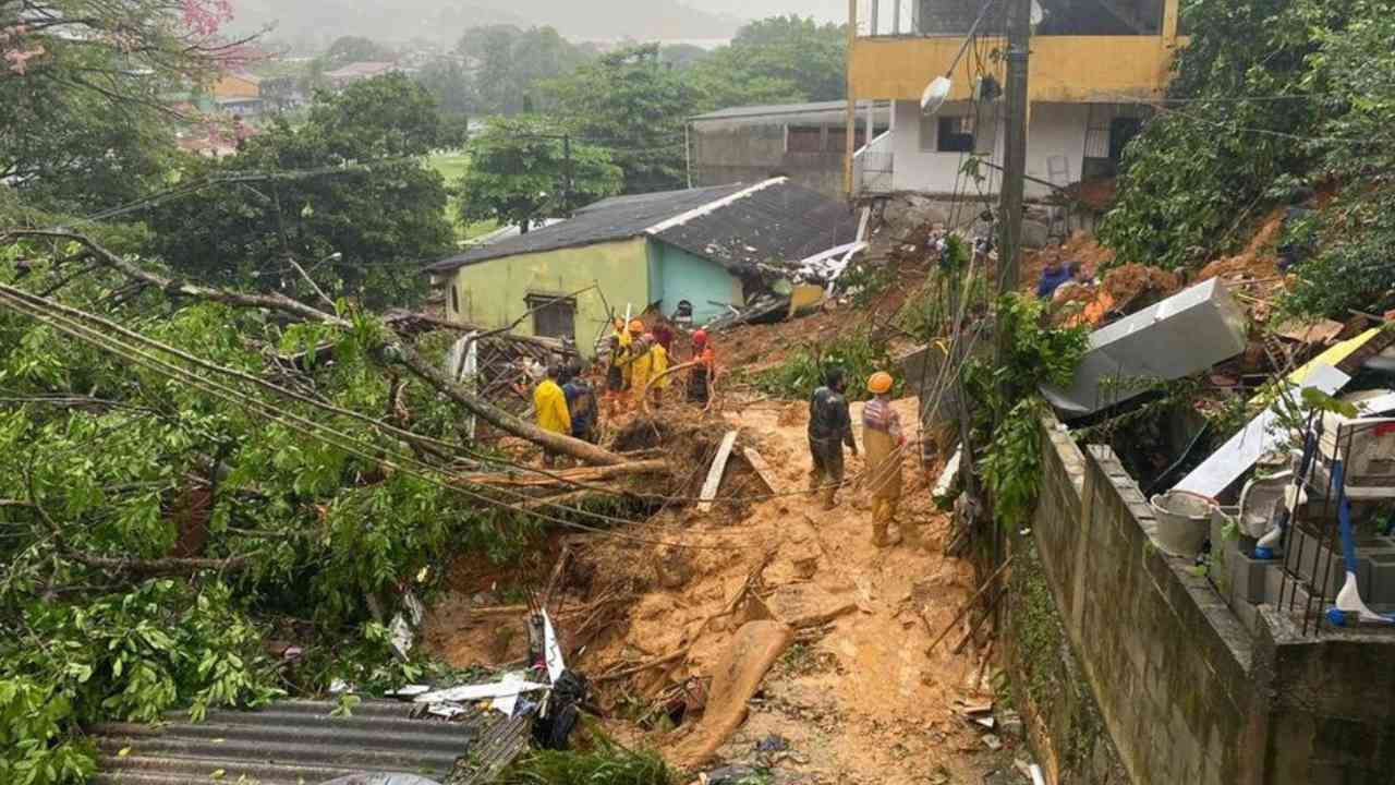 Brazil Rain effect : బ్రెజిల్ లో కుండపోత వర్షం.. కొండచరియలు విరిగిపడి 14మంది మృతి Brazil Rain effect : బ్రెజిల్ లో కుండపోత వర్షం.. కొండచరియలు విరిగిపడి 14మంది మృతి