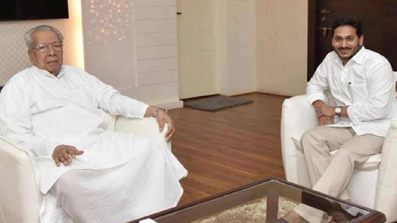 CM Jagan Meets Governor : గవర్నర్తో సీఎం జగన్ భేటీ.. మంత్రివర్గ పునర్ వ్యవస్థీకరణ కార్యక్రమానికి ఆహ్వానం CM Jagan Meets Governor : గవర్నర్తో సీఎం జగన్ భేటీ.. మంత్రివర్గ పునర్ వ్యవస్థీకరణ కార్యక్రమానికి ఆహ్వానం