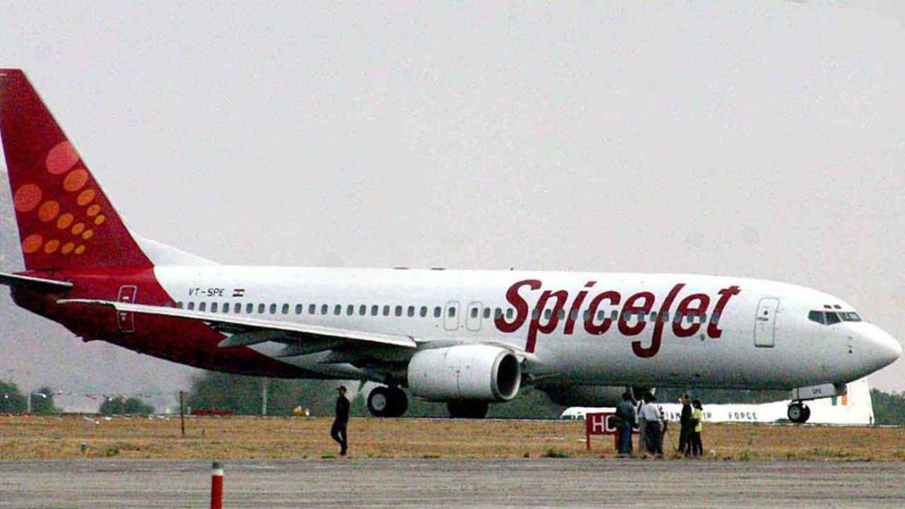 SpiceJet Pilots : 90మంది స్పైస్జెట్ పైలట్లపై వేటు.. ఎందుకో తెలుసా? SpiceJet Pilots : 90మంది స్పైస్జెట్ పైలట్లపై వేటు.. ఎందుకో తెలుసా?