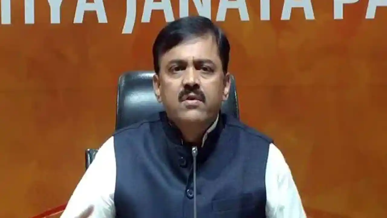 GVL Narasimha Rao : కేంద్ర పథకాలకు మీ స్టిక్కర్ వేసుకుంటే ఊరుకునేది లేదు-జీవీఎల్ నరసింహారావు GVL Narasimha Rao : కేంద్ర పథకాలకు మీ స్టిక్కర్ వేసుకుంటే ఊరుకునేది లేదు-జీవీఎల్ నరసింహారావు