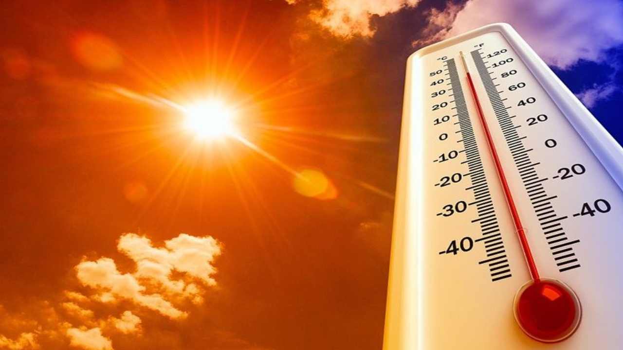 Heat Wave Alert : దేశంలో భానుడి భగభగ.. వడగాలుల తీవ్రత పెరగొచ్చు : ఐఎండీ హెచ్చరిక! Heat Wave Alert : దేశంలో భానుడి భగభగ.. వడగాలుల తీవ్రత పెరగొచ్చు : ఐఎండీ హెచ్చరిక!