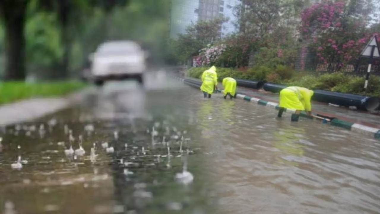 Hyderabad Rain : హైదరాబాద్లో వర్షం.. నగరవాసులకు ఉక్కపోత నుంచి రిలీఫ్..! Hyderabad Rain : హైదరాబాద్లో వర్షం.. నగరవాసులకు ఉక్కపోత నుంచి రిలీఫ్..!