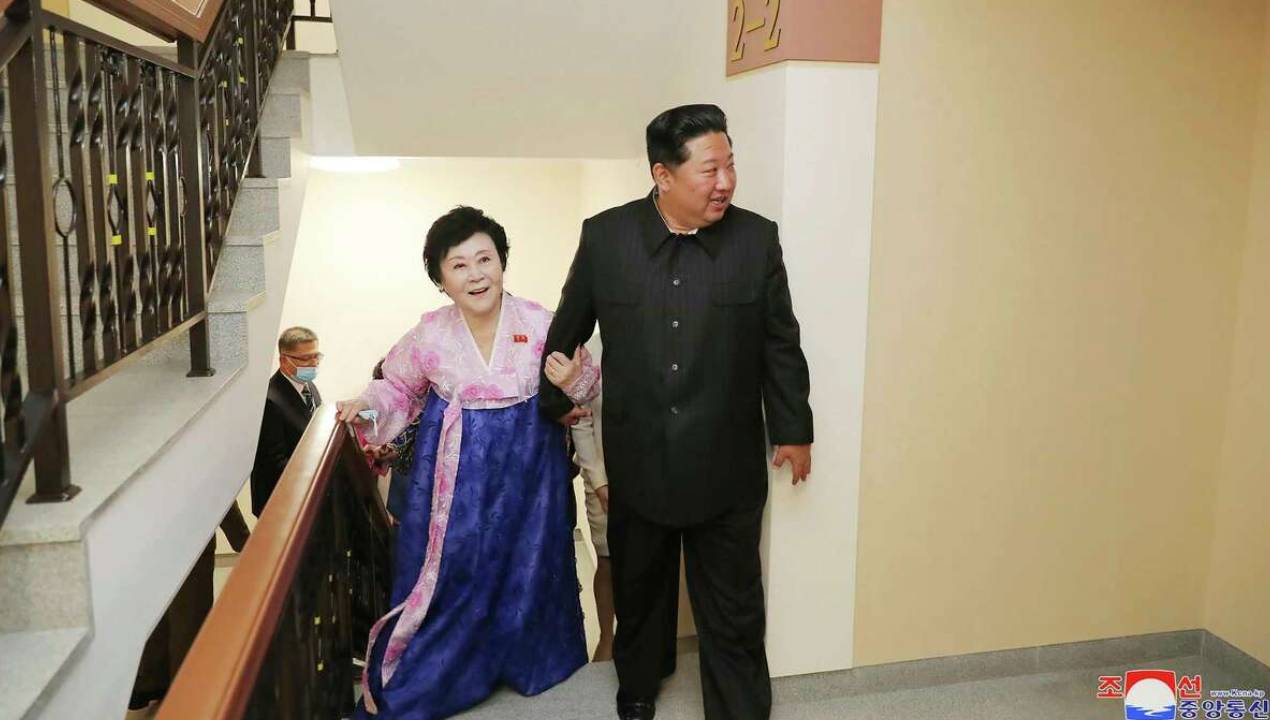 Kim Jong Un: అట్లుంటది మనతోని.. న్యూస్ రీడర్ను ఆశ్చర్యపర్చిన కిమ్.. ఏకంగా బంగ్లానే రాసిచ్చేశాడు.. Kim Jong Un: అట్లుంటది మనతోని.. న్యూస్ రీడర్ను ఆశ్చర్యపర్చిన కిమ్.. ఏకంగా బంగ్లానే రాసిచ్చేశాడు..