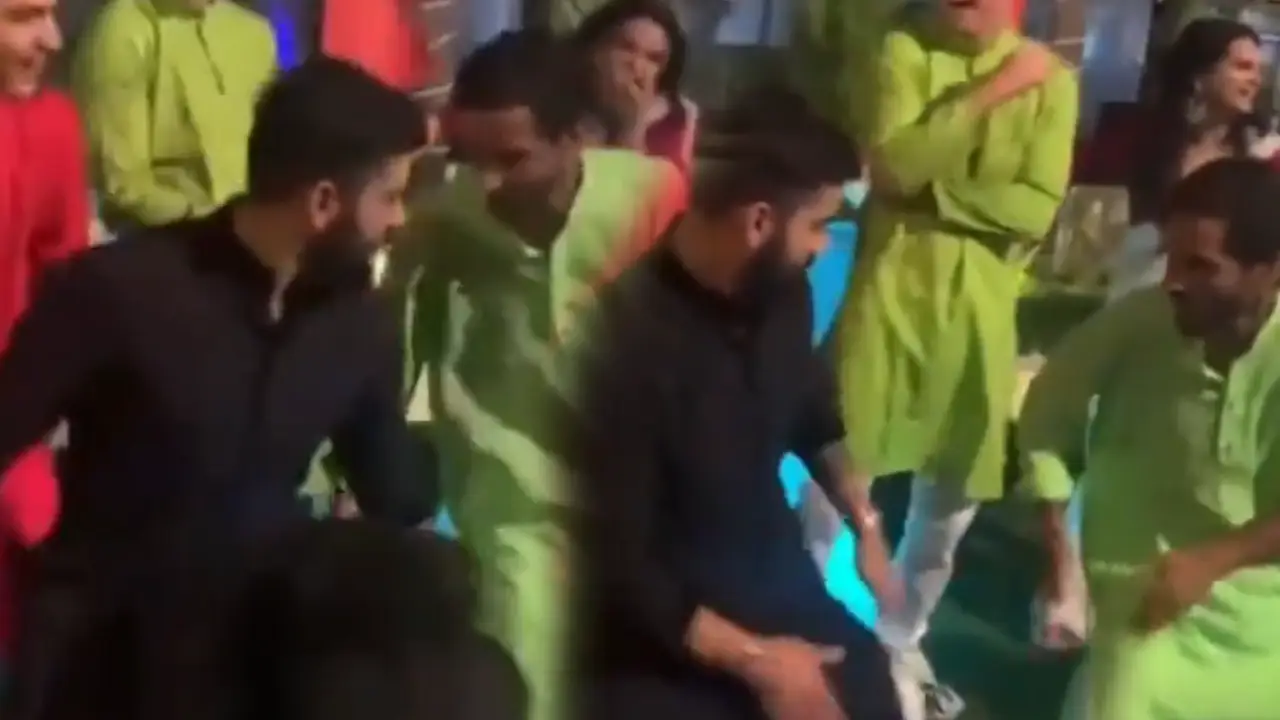 Virat Kohli : సమంత సాంగ్కు కోహ్లీ స్టెప్స్.. వీడియో వైరల్ Virat Kohli : సమంత సాంగ్కు కోహ్లీ స్టెప్స్.. వీడియో వైరల్