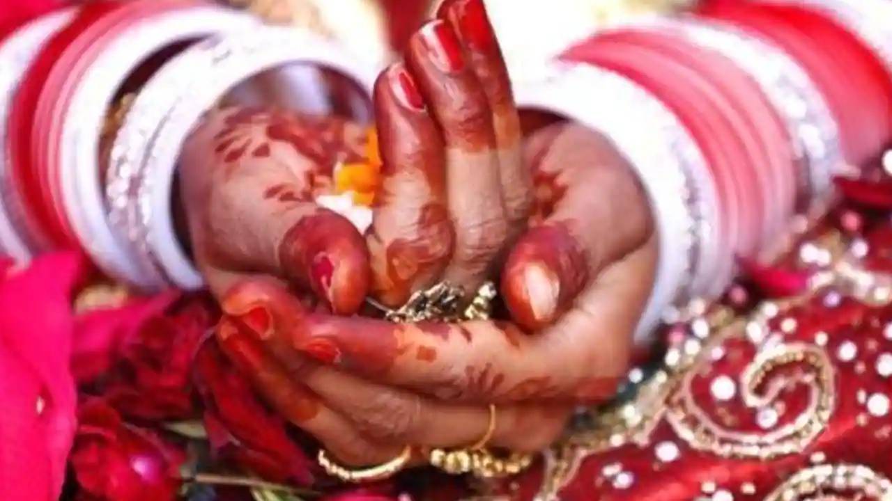 Matrimony Site Cheat : మ్యాట్రిమోనీ సైట్లో పరిచయమైంది, పెళ్లి చేసుకుంటానంది.. కట్ చేస్తే రూ.46 లక్షలు కాజేసింది Matrimony Site Cheat : మ్యాట్రిమోనీ సైట్లో పరిచయమైంది, పెళ్లి చేసుకుంటానంది.. కట్ చేస్తే రూ.46 లక్షలు కాజేసింది