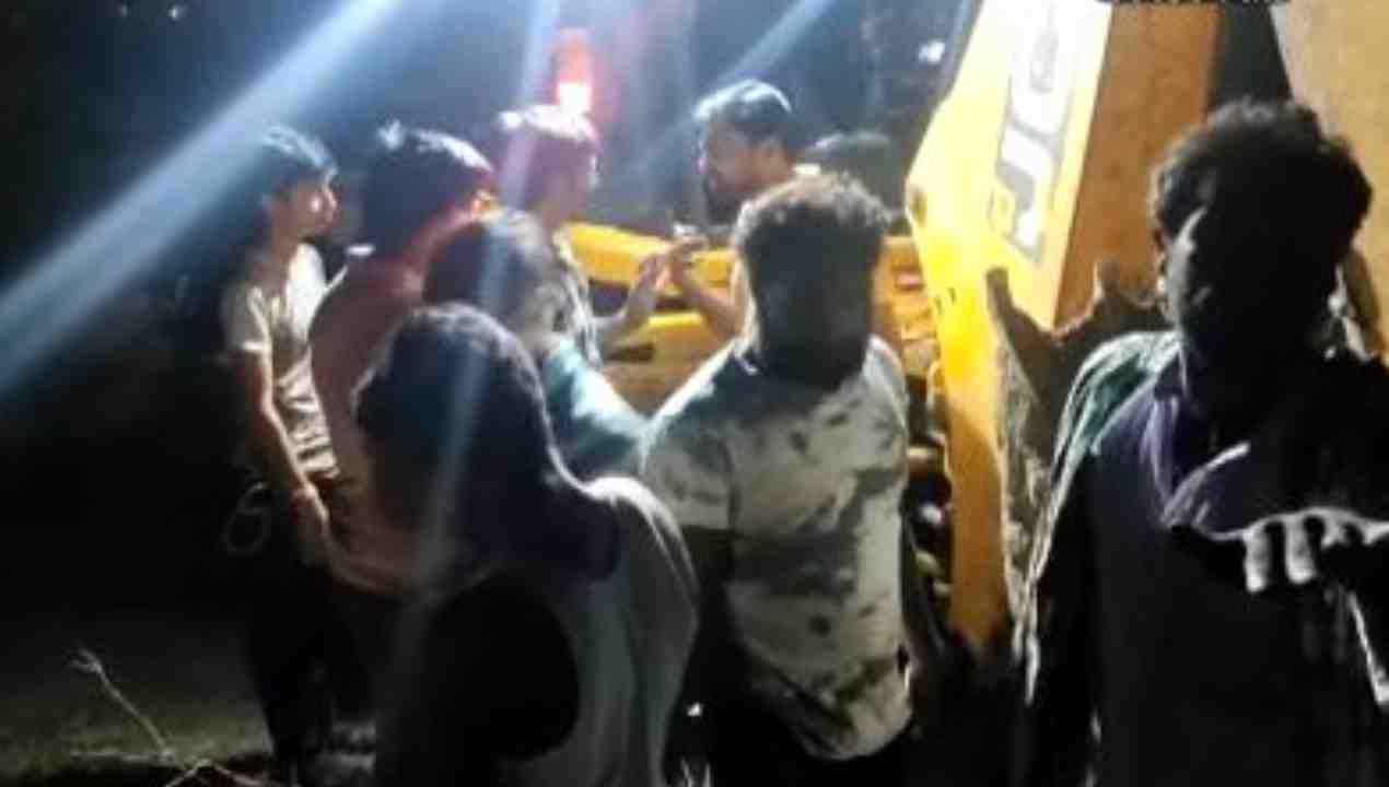 Andhra pradesh: గుడివాడలో మట్టిమాఫియా బరితెగింపు.. ఆర్ఐపై దాడి.. ఘటన స్థలిని పరిశీలించిన టీడీపీ నేతలు Andhra pradesh: గుడివాడలో మట్టిమాఫియా బరితెగింపు.. ఆర్ఐపై దాడి.. ఘటన స్థలిని పరిశీలించిన టీడీపీ నేతలు