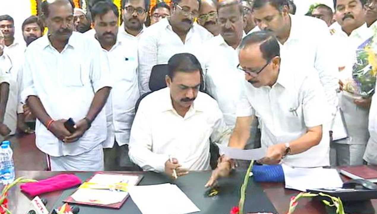 Andhra pradesh: వ్యవసాయ శాఖ మంత్రిగా బాధ్యతలు స్వీకరించిన కాకాణి గోవర్ధన్ రెడ్డి Andhra pradesh: వ్యవసాయ శాఖ మంత్రిగా బాధ్యతలు స్వీకరించిన కాకాణి గోవర్ధన్ రెడ్డి