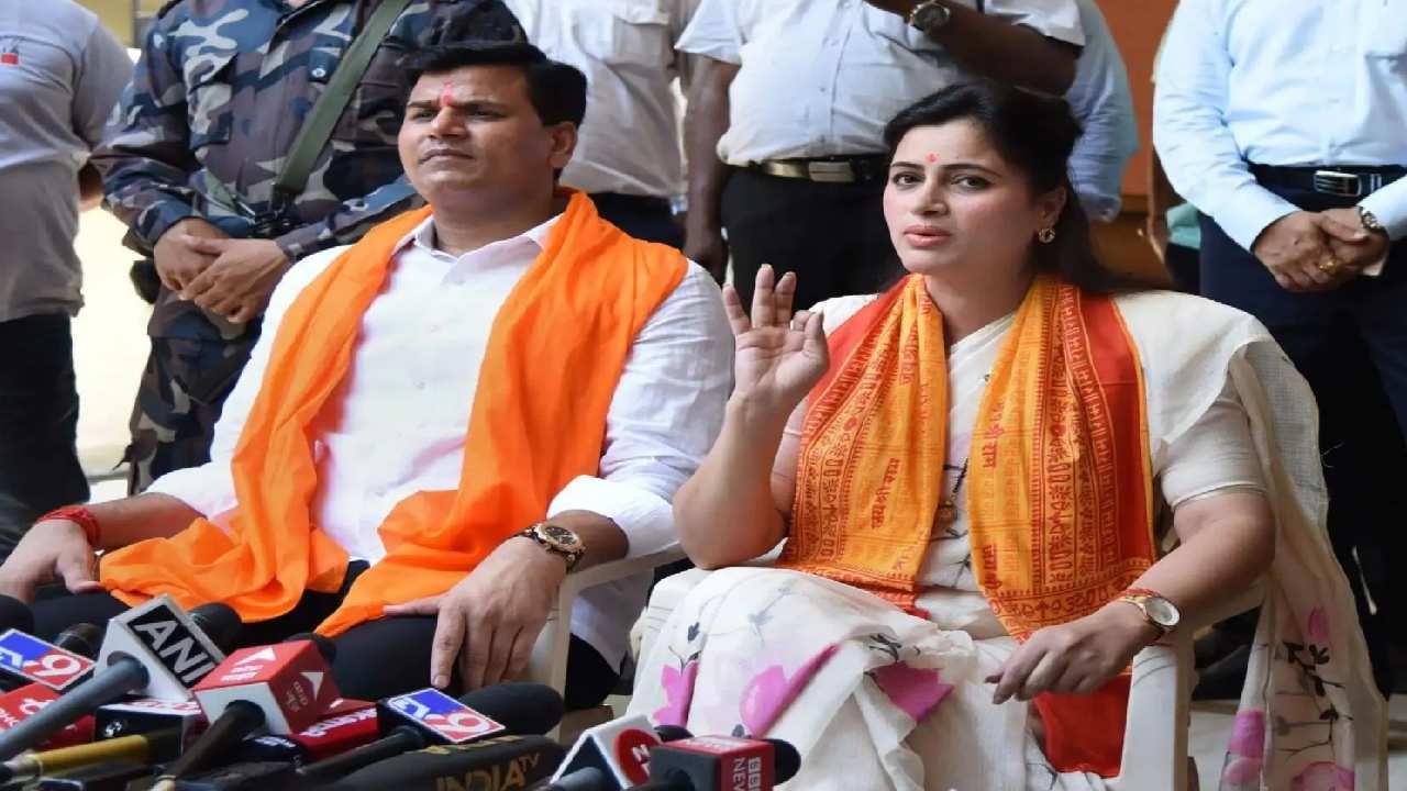 Navneet Rana: పోలీసులపై నవనీత్ ఆరోపణలు.. వీడియో విడుదల చేసిన కమిషనర్ Navneet Rana: పోలీసులపై నవనీత్ ఆరోపణలు.. వీడియో విడుదల చేసిన కమిషనర్