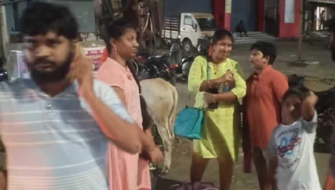 Andhra pradesh: ఒంగోలులో భక్తుల కారు తీసుకెళ్లిన ఘటనపై ప్రభుత్వం సీరియస్.. ఏవీఎం, హోంగార్డు సస్పెన్షన్ Andhra pradesh: ఒంగోలులో భక్తుల కారు తీసుకెళ్లిన ఘటనపై ప్రభుత్వం సీరియస్.. ఏవీఎం, హోంగార్డు సస్పెన్షన్