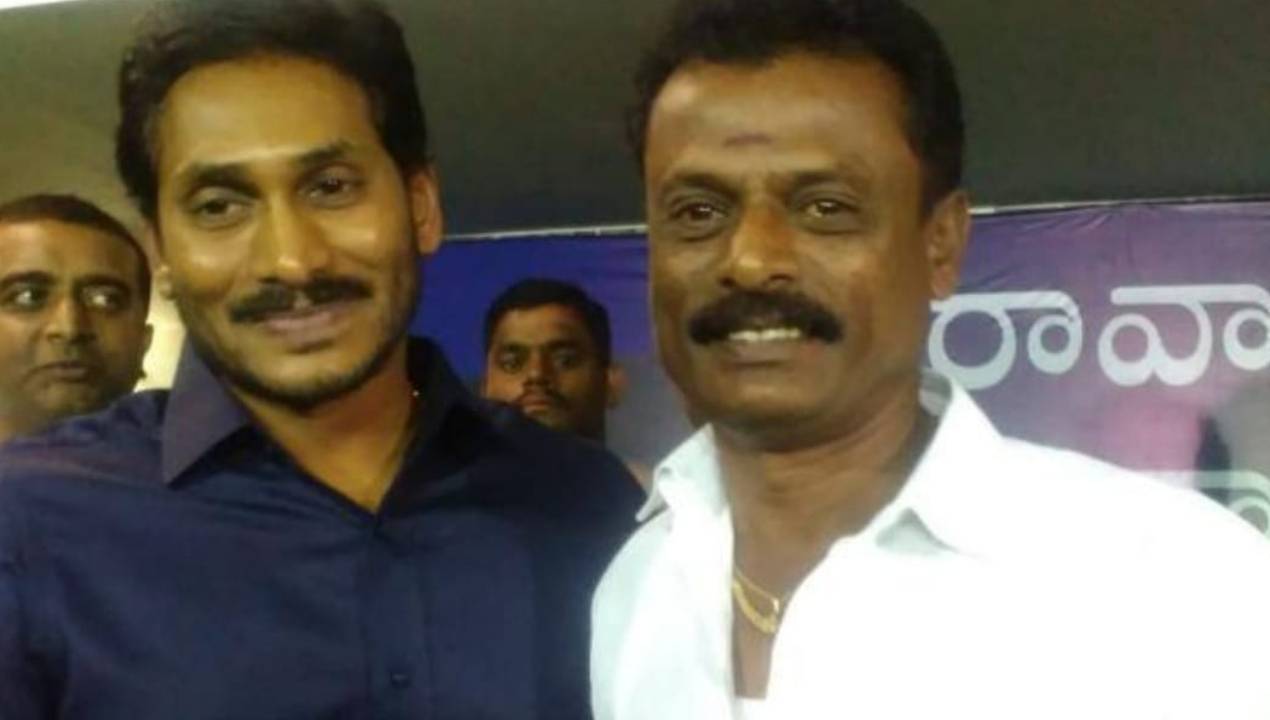 Kuppam: జాతర జరిపించి తప్పుకుంటానన్నా వినలేదు.. బయటకొచ్చిన వైసీపీ నేత పార్థసారథి సూసైడ్ సెల్ఫీ వీడియో Kuppam: జాతర జరిపించి తప్పుకుంటానన్నా వినలేదు.. బయటకొచ్చిన వైసీపీ నేత పార్థసారథి సూసైడ్ సెల్ఫీ వీడియో