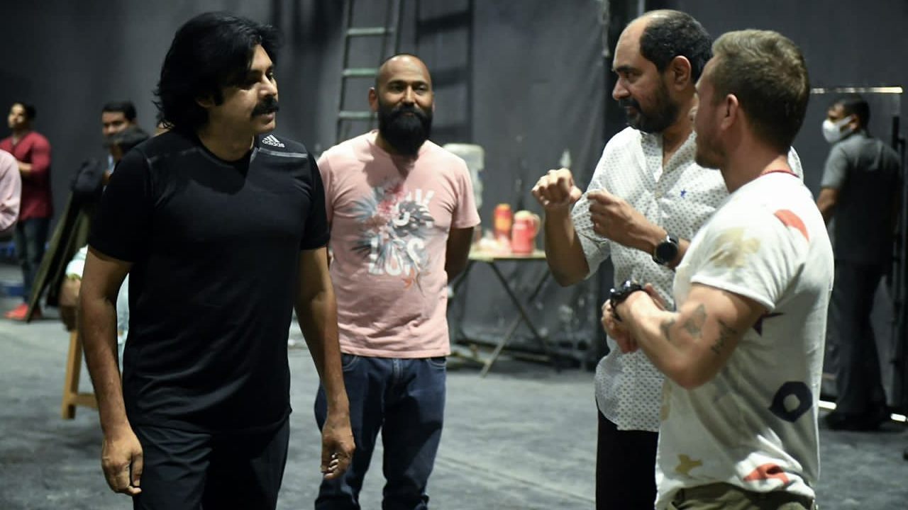 Pawan Kalyan: వైరల్గా మారిన పవన్ సరికొత్త లుక్! Pawan Kalyan: వైరల్గా మారిన పవన్ సరికొత్త లుక్!