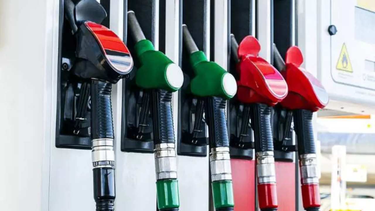 Today Petrol Prices : మళ్లీ పెరిగిన పెట్రోల్, డీజిల్ ధరలు…లీటర్పై ఎంతంటే? Today Petrol Prices : మళ్లీ పెరిగిన పెట్రోల్, డీజిల్ ధరలు…లీటర్పై ఎంతంటే?
