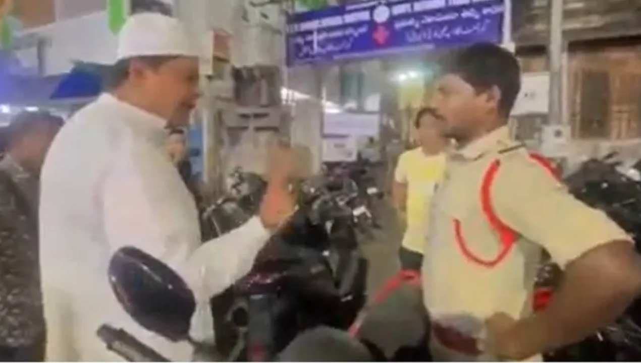 MIM Corporator: పోలీసులపై రెచ్చిపోయిన మరో మజ్లిస్ కార్పొరేటర్.. మీకు ఇక్కడేం పనిఅంటూ ఆగ్రహం MIM Corporator: పోలీసులపై రెచ్చిపోయిన మరో మజ్లిస్ కార్పొరేటర్.. మీకు ఇక్కడేం పనిఅంటూ ఆగ్రహం