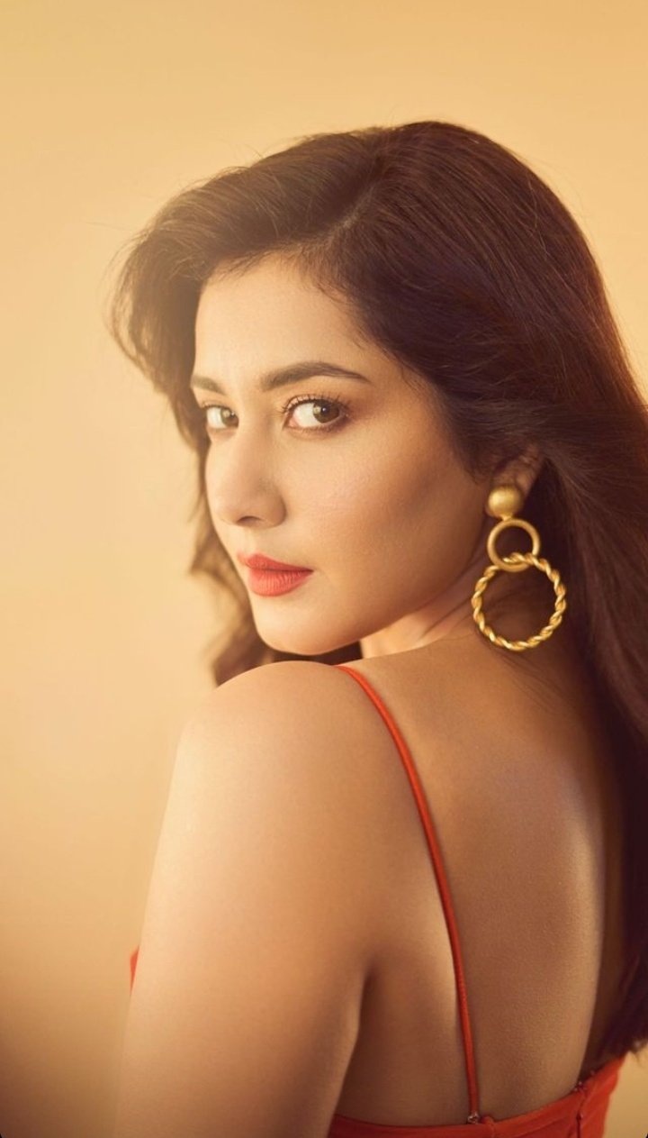 Raashi Khanna Sizzles In Red Dress003