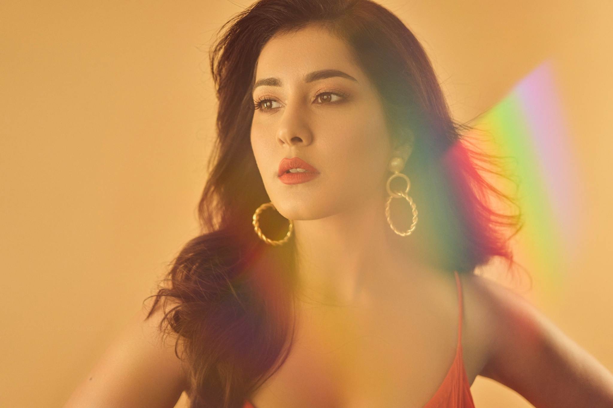 Raashi Khanna Sizzles In Red Dress004