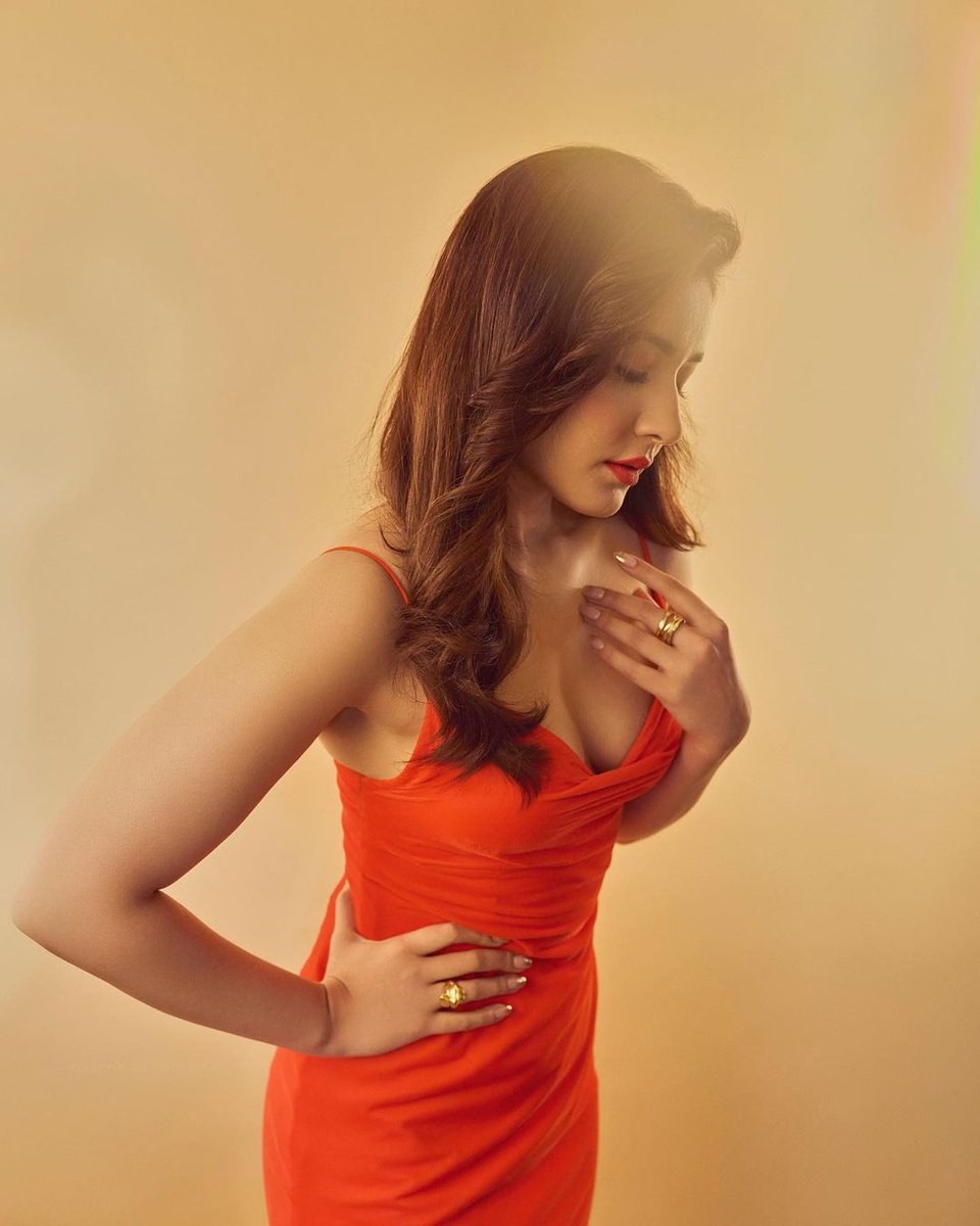 Raashi Khanna Sizzles In Red Dress005