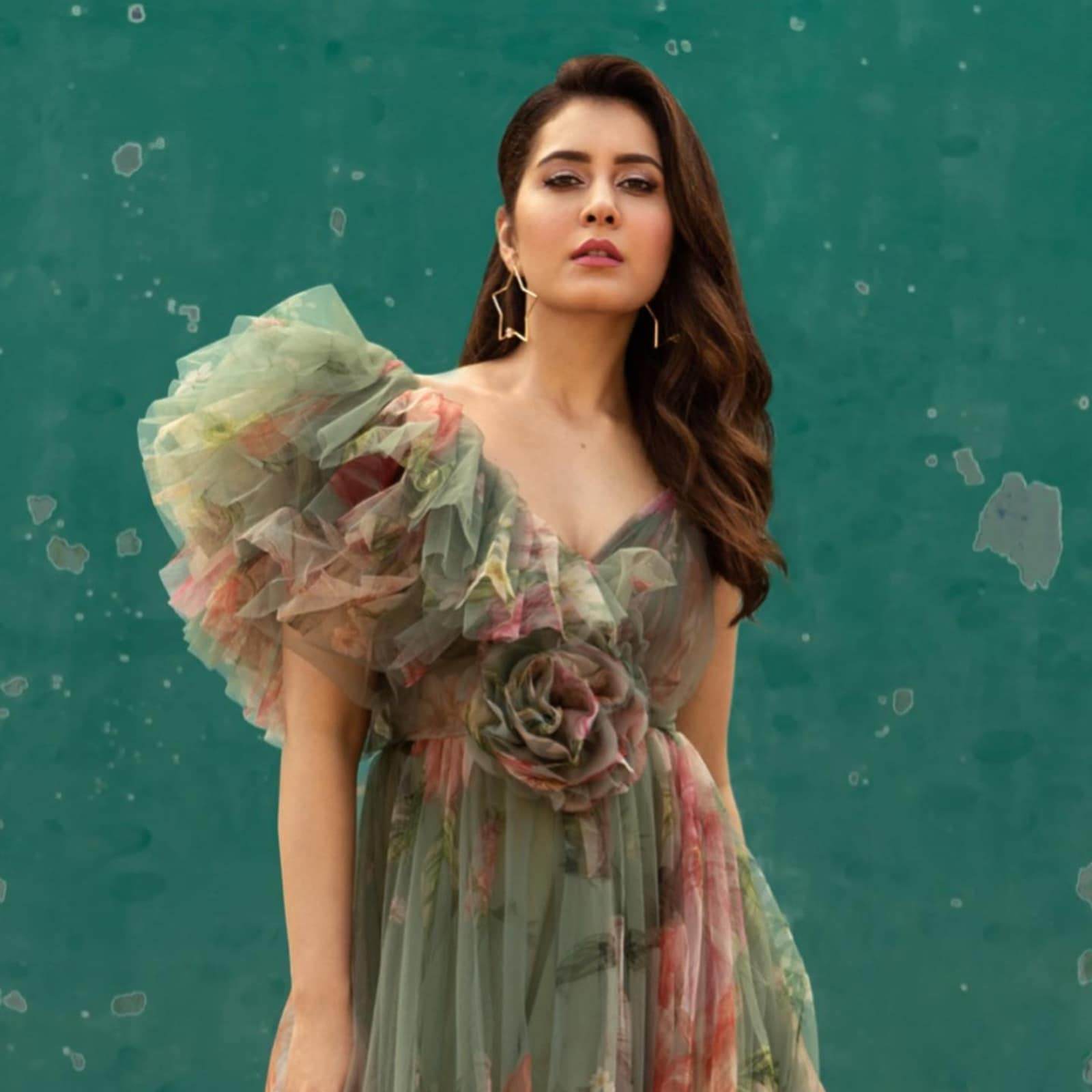 Raashi Khanna Sizzles In Red Dress007