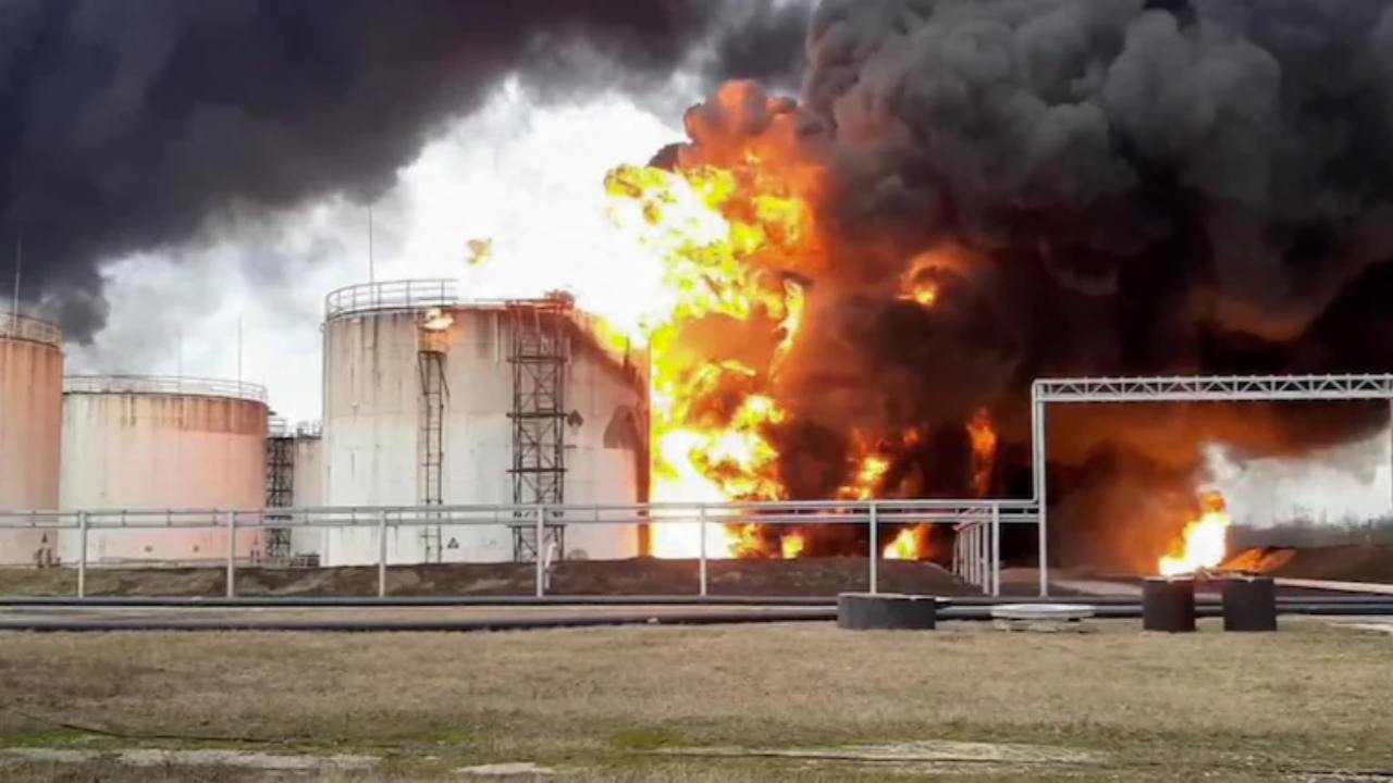 Russian Oil Depot : యుక్రెయిన్ సరిహద్దుల్లో రష్యా ఆయిల్ డిపో ధ్వంసం.. భారీగా మంటలు.. వీడియో వైరల్ Russian Oil Depot : యుక్రెయిన్ సరిహద్దుల్లో రష్యా ఆయిల్ డిపో ధ్వంసం.. భారీగా మంటలు.. వీడియో వైరల్