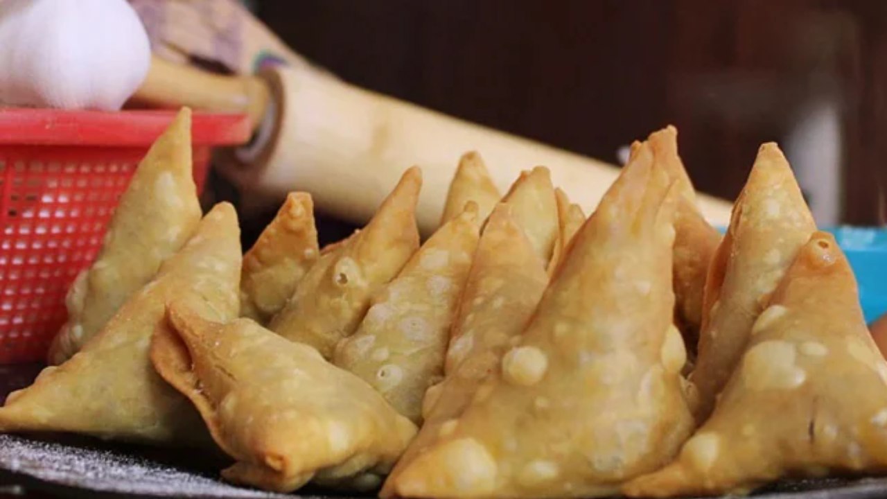 Samosas In Toilet : 30 ఏళ్లుగా టాయిలెట్లోనే సమోసాలు తయారీ.. రెస్టారెంట్కు సీల్..! Samosas In Toilet : 30 ఏళ్లుగా టాయిలెట్లోనే సమోసాలు తయారీ.. రెస్టారెంట్కు సీల్..!