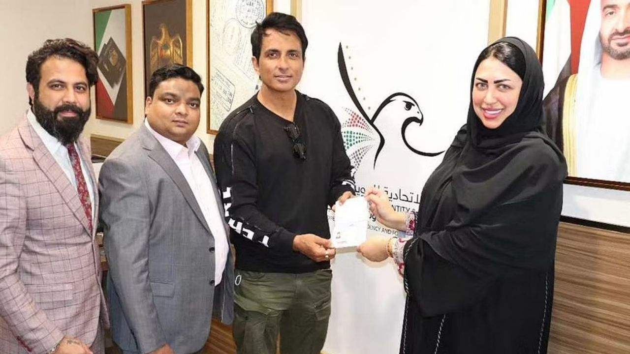 Sonu Sood: సోనూసూద్కి అరుదైన గౌరవం.. యూఏఈ గోల్డెన్ వీసా! Sonu Sood: సోనూసూద్కి అరుదైన గౌరవం.. యూఏఈ గోల్డెన్ వీసా!