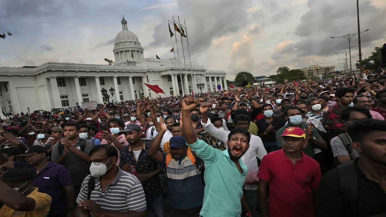 Sri Lanka: శ్రీలంకలో ఆందోళనకారులపై కాల్పులు.. ఒకరు మృతి Sri Lanka: శ్రీలంకలో ఆందోళనకారులపై కాల్పులు.. ఒకరు మృతి