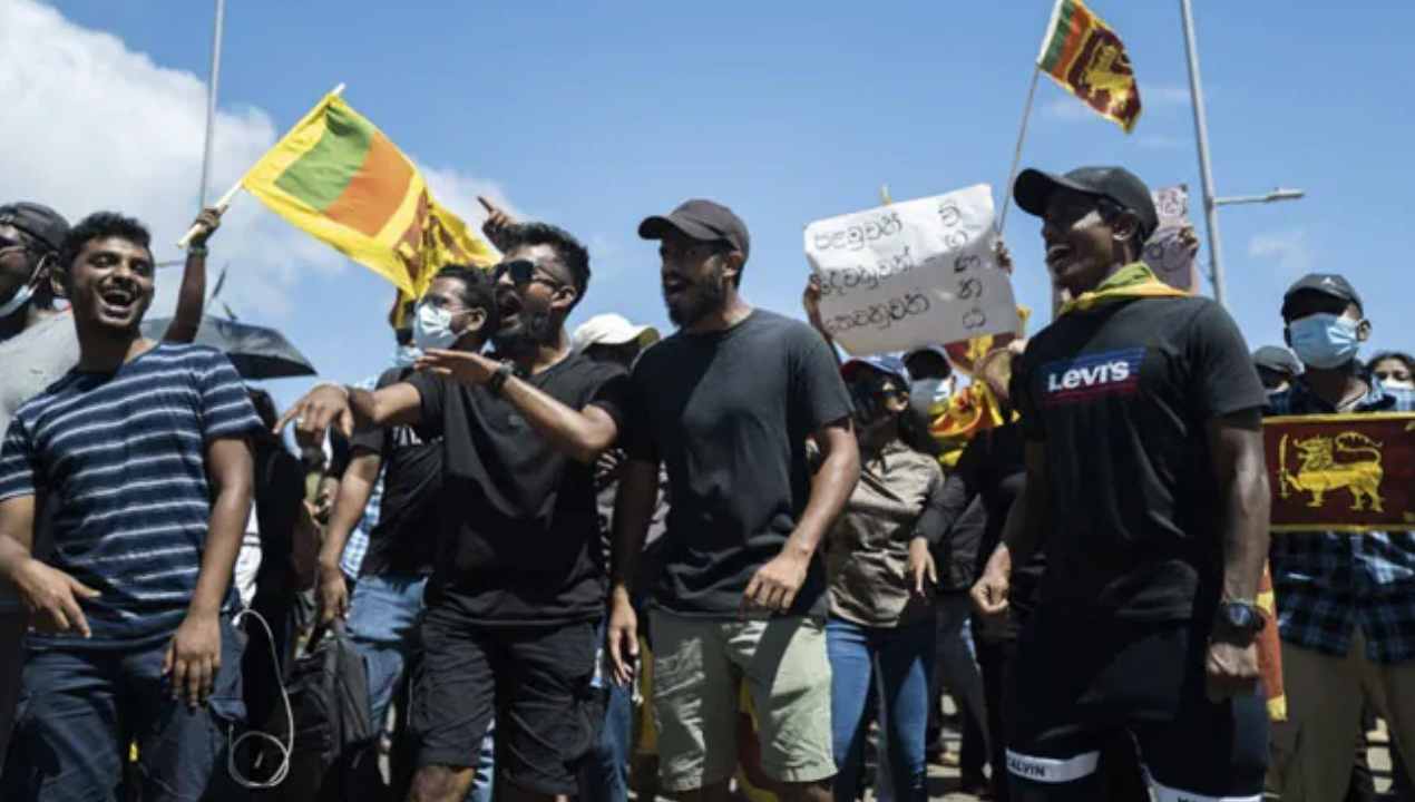 Sri lanka crisis : శ్రీలంకలో ప్రజా ఆందోళనలు ఉధృతం.. రోడ్లపైకొచ్చి మద్దతు తెలిపిన క్రికెటర్స్ Sri lanka crisis : శ్రీలంకలో ప్రజా ఆందోళనలు ఉధృతం.. రోడ్లపైకొచ్చి మద్దతు తెలిపిన క్రికెటర్స్