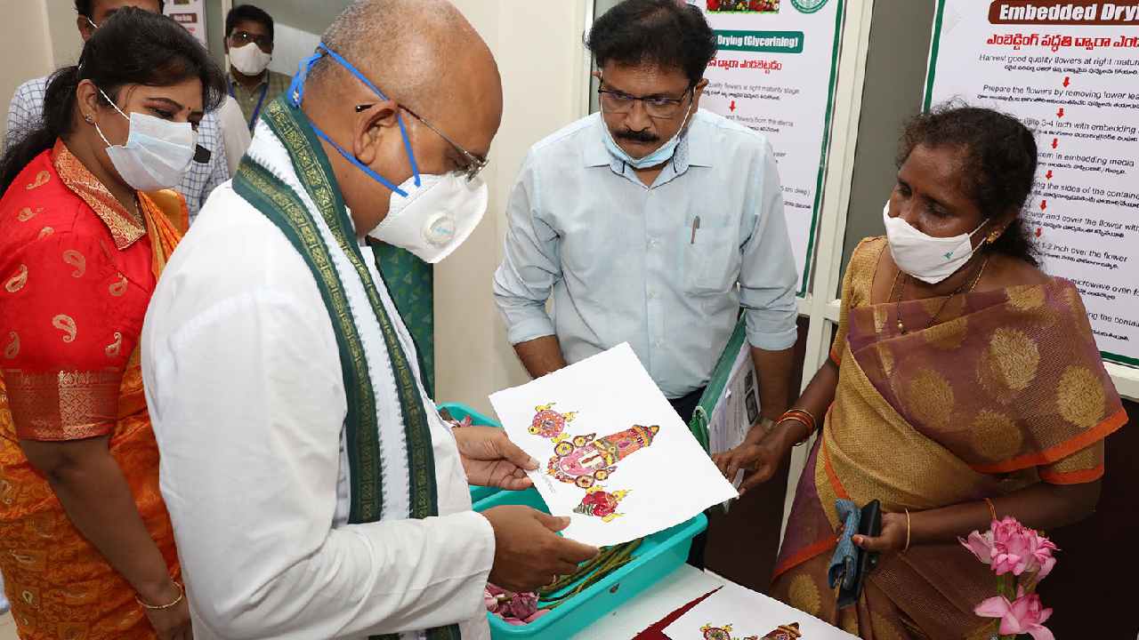 TTD EO : శ్రీవారి పుష్ప ప్రసాదానికి భక్తుల నుండి విశేష ఆదరణ TTD EO : శ్రీవారి పుష్ప ప్రసాదానికి భక్తుల నుండి విశేష ఆదరణ