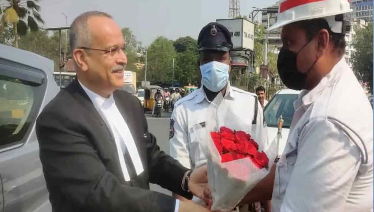 Hyderabad: రోడ్డుపై ట్రాఫిక్ హోంగార్డ్ను సన్మానించిన హైకోర్టు చీఫ్ జస్టిస్.. ఎందుకంటే.. Hyderabad: రోడ్డుపై ట్రాఫిక్ హోంగార్డ్ను సన్మానించిన హైకోర్టు చీఫ్ జస్టిస్.. ఎందుకంటే..